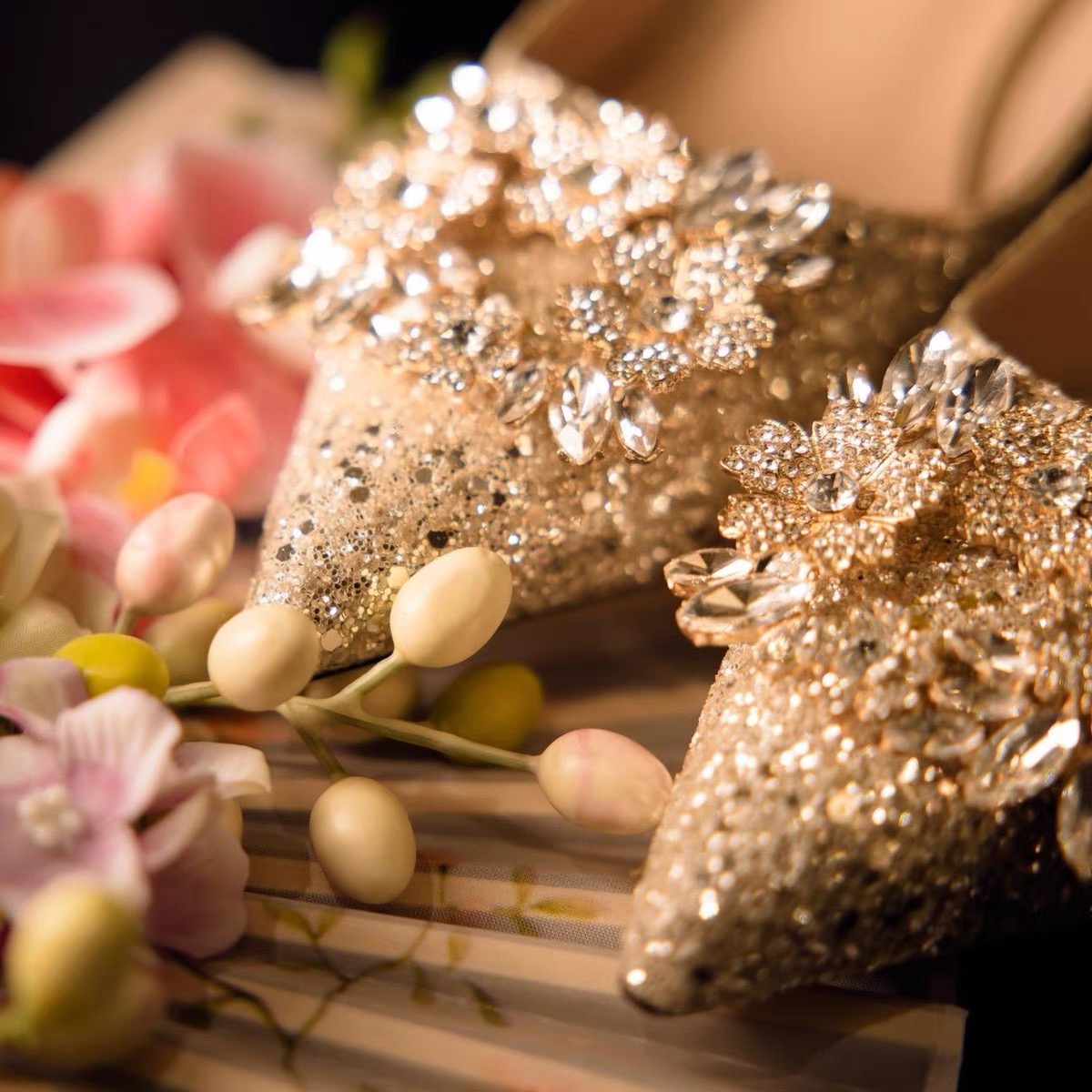 香槟色高跟鞋女细跟2025新款法式水钻爆闪婚鞋秀禾婚纱订婚两穿