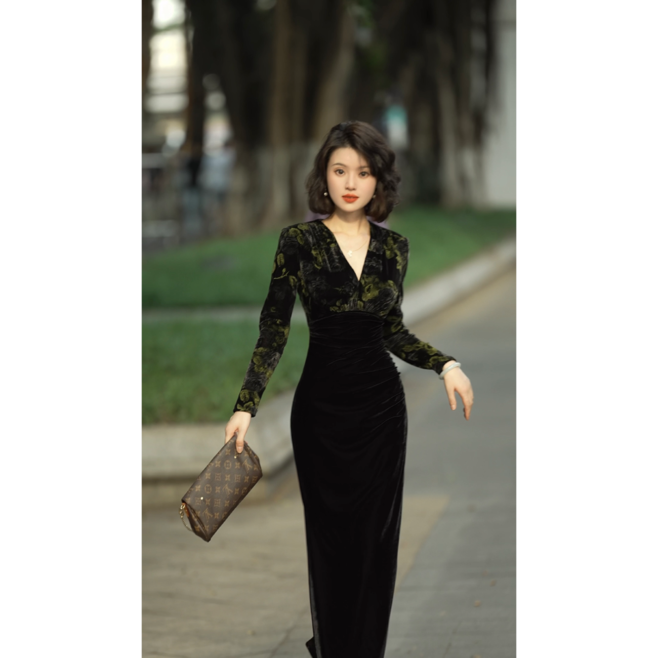 彩彩家【暗夜玫瑰】秋冬V领丝绒收腰修身日常气质小众设计连衣裙