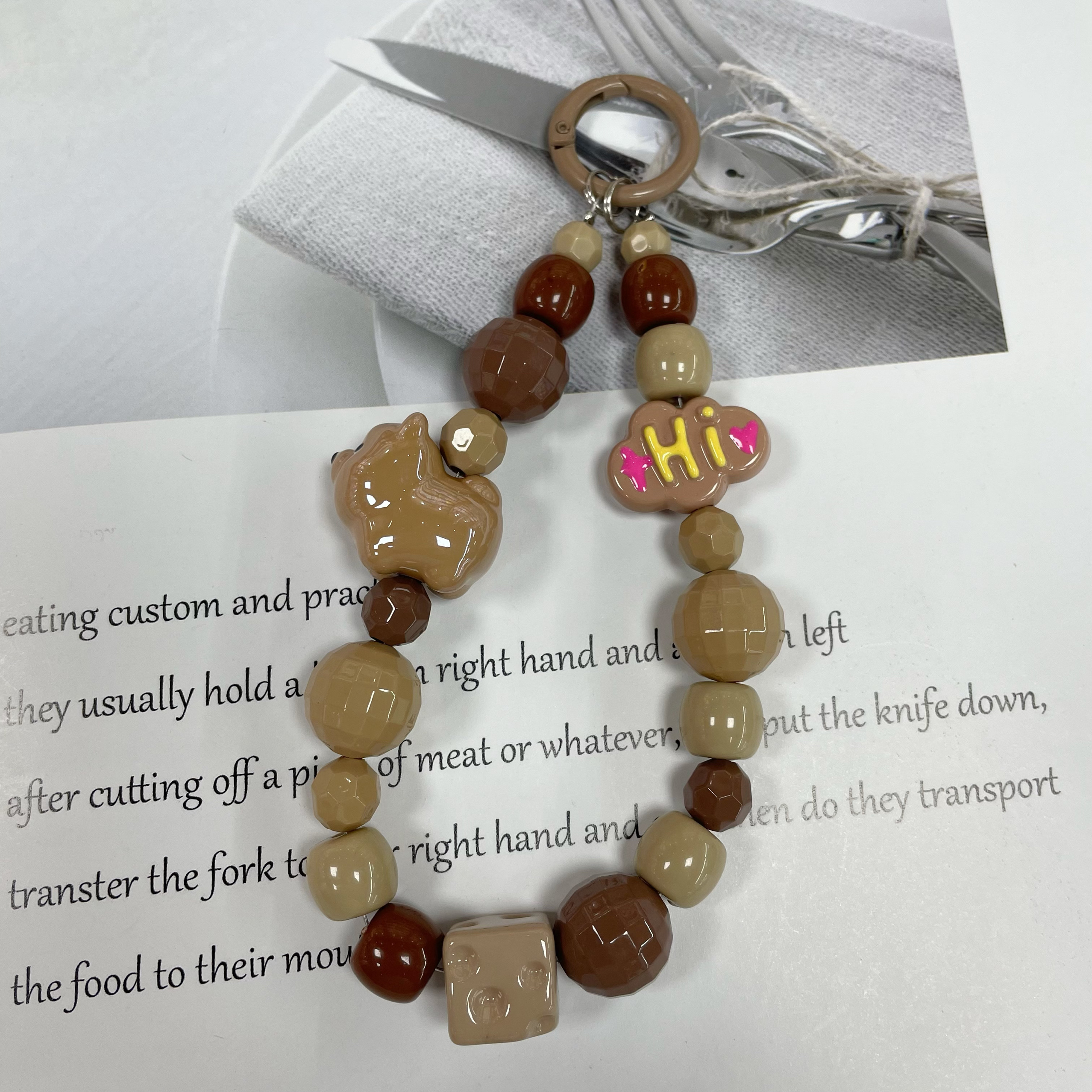 手机挂绳短款手腕带女高端手提链子ins风小众高级感串珠防丢吊坠