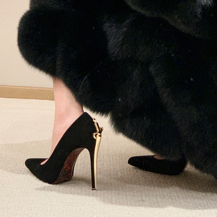 2026新款尖头浅口金属权杖宝剑绒面红底细跟单鞋女性感宴会高跟鞋