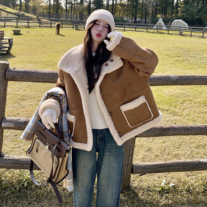 卡其色羊羔毛外套女冬季2024新款双面穿加厚短款皮毛一体毛绒棉服,女装短外套,叁秋一裳