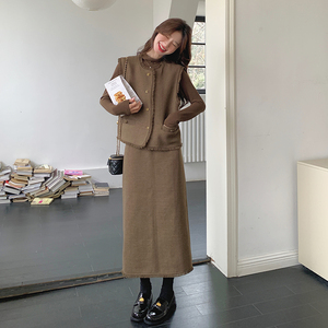 今年流行灰色马甲半身裙套装女初秋穿搭一整套2025新款上衣三件套图片