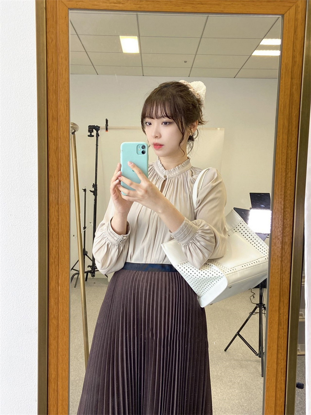 塔克褶袖口花边领抽褶仿真丝衬衫