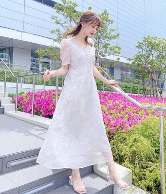 定位刺绣轻薄飘逸V领排扣连衣裙
