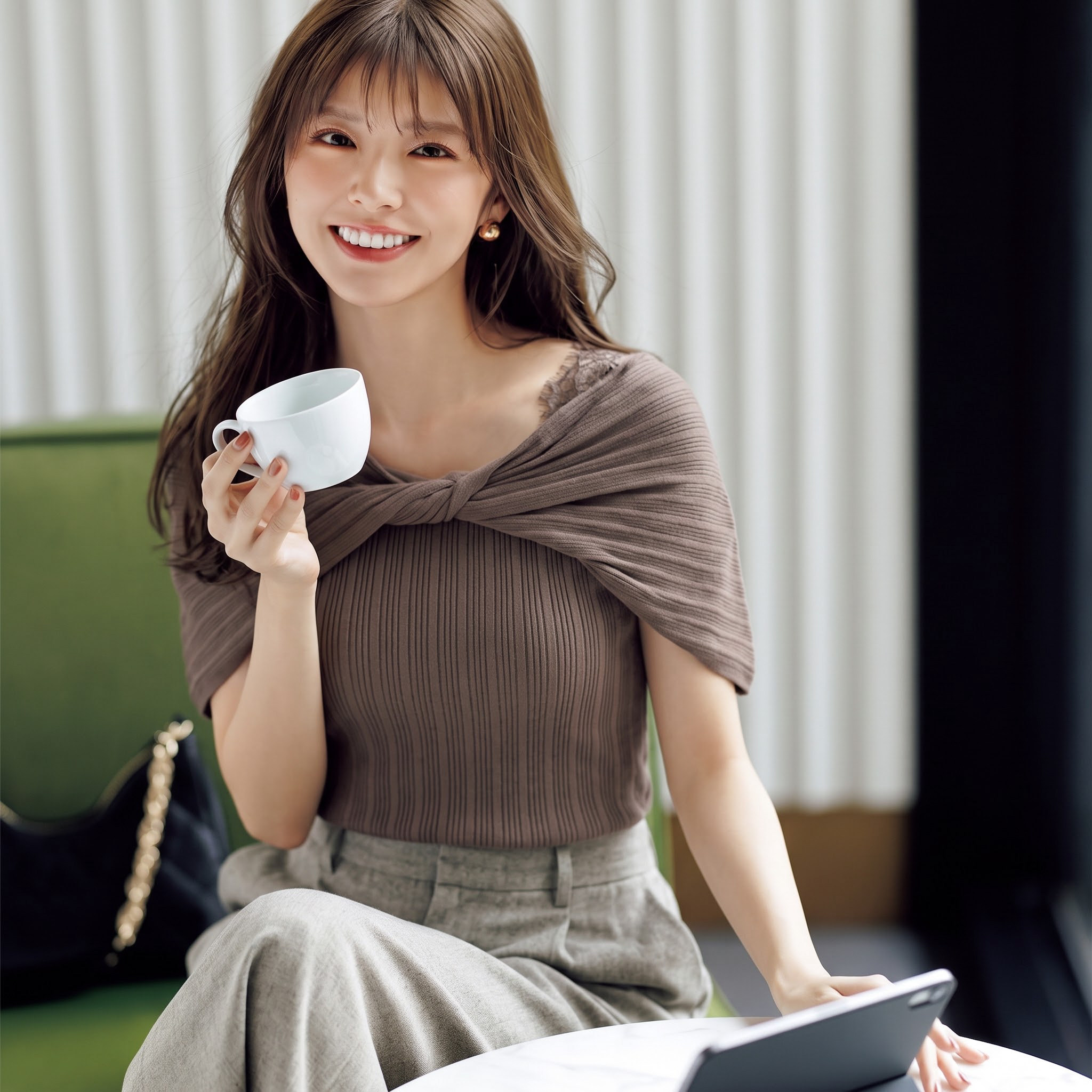 当代迷人智感 四千金 "锁骨杀"柔美蕾丝扭结交叉披肩领百搭针织衫
