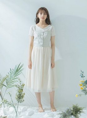 现代设计风格的吊带裙
