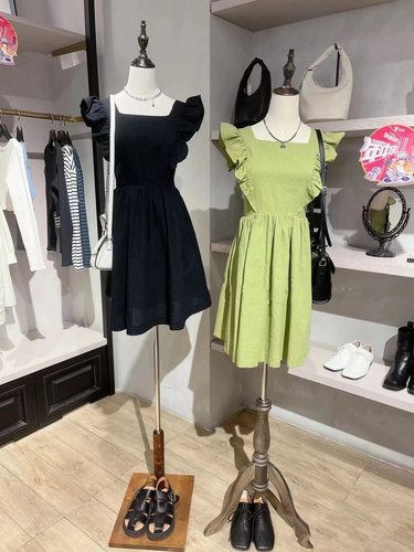 后背打揽荷叶飞飞袖背带裙