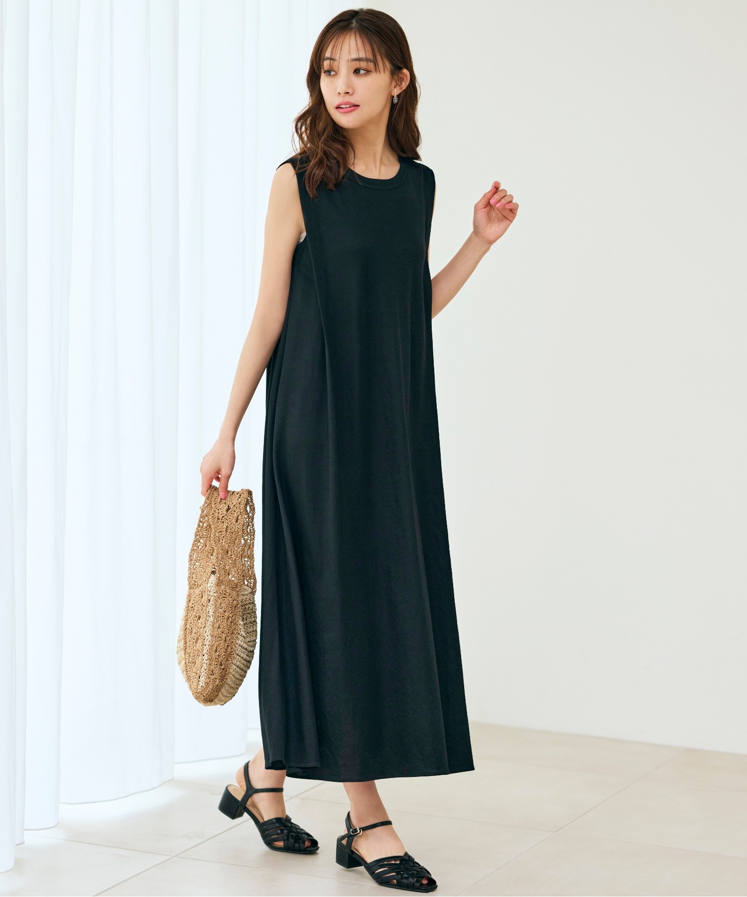 翻折阔肩喇叭形舒适长款连衣裙