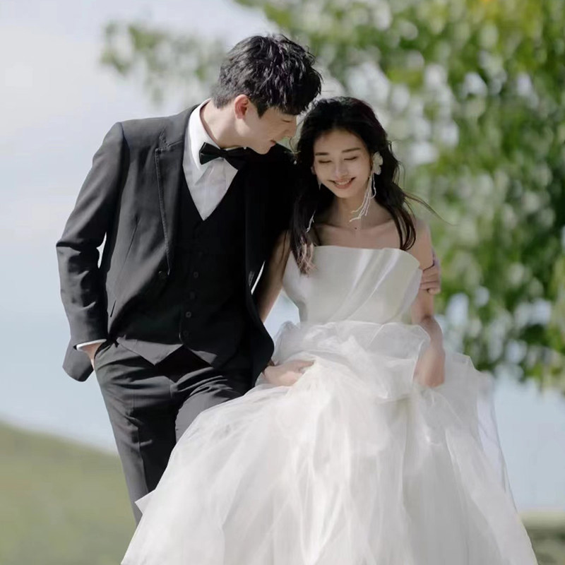 抹胸轻婚纱2023春新款新娘法式轻奢旅拍简约白纱裙出门纱迎宾超仙