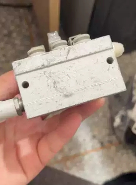 议价 SMC手指气缸SYJ524-5LZ，成色如图，功能正常。