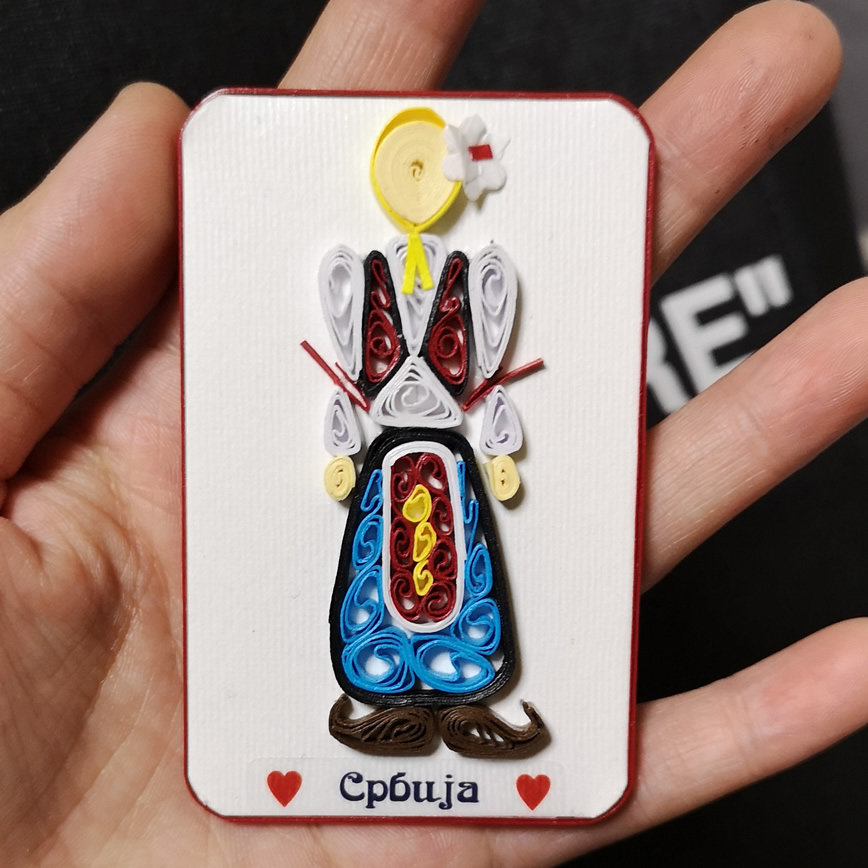세르비아 세르비아 민족의 전통 의상을 입힌 수제 왁스 종이 냉장고 자석을 다시 가져옴