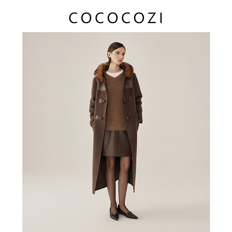 COCOCOZI冬季气质时尚拼接牛角扣连帽大衣243CO072D
