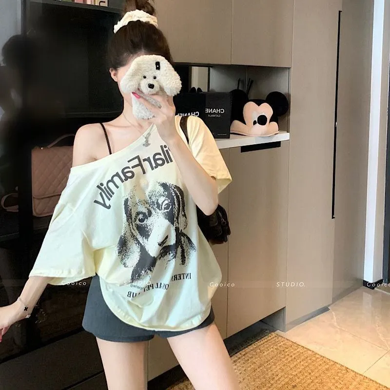 美式辣妹小狗印花露肩短袖T恤女装早春别致绝美气质斜肩宽松上衣