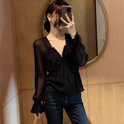 法式温柔风V领喇叭袖褶皱衬衫女装春季2026新款显瘦收腰气质上衣