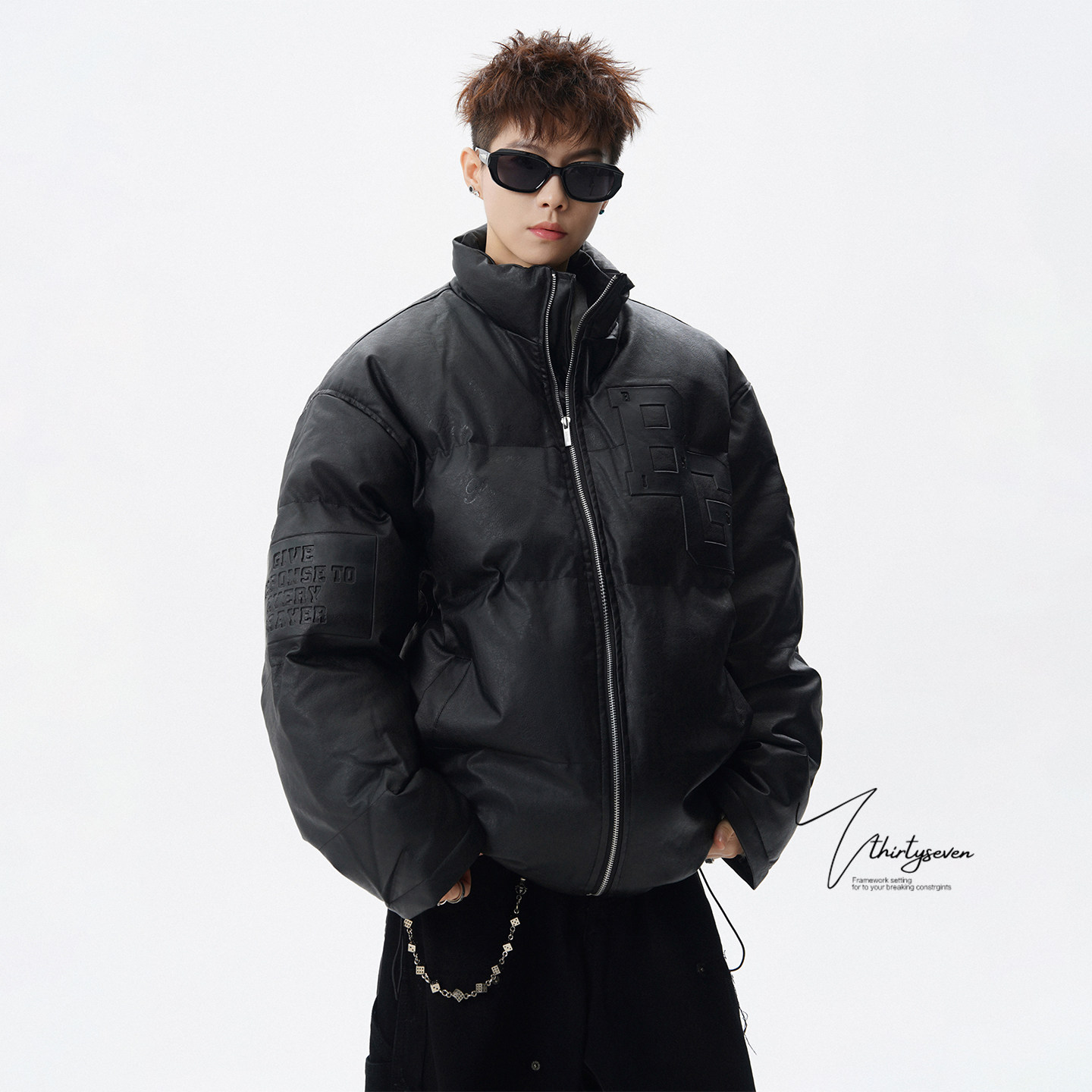 高级感痞帅压花字母PU皮棉服男