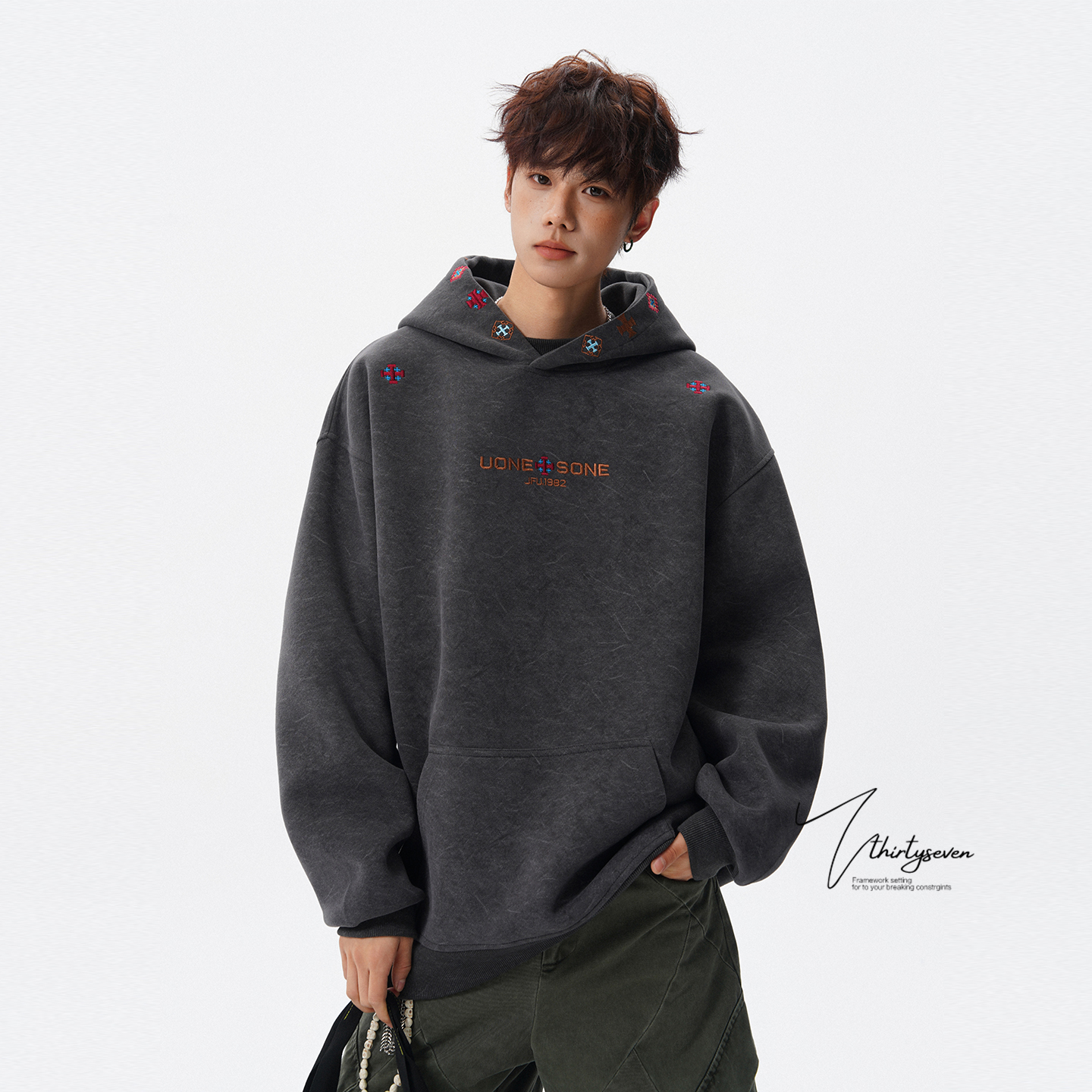 V37美式设计感民族风刺绣卫衣