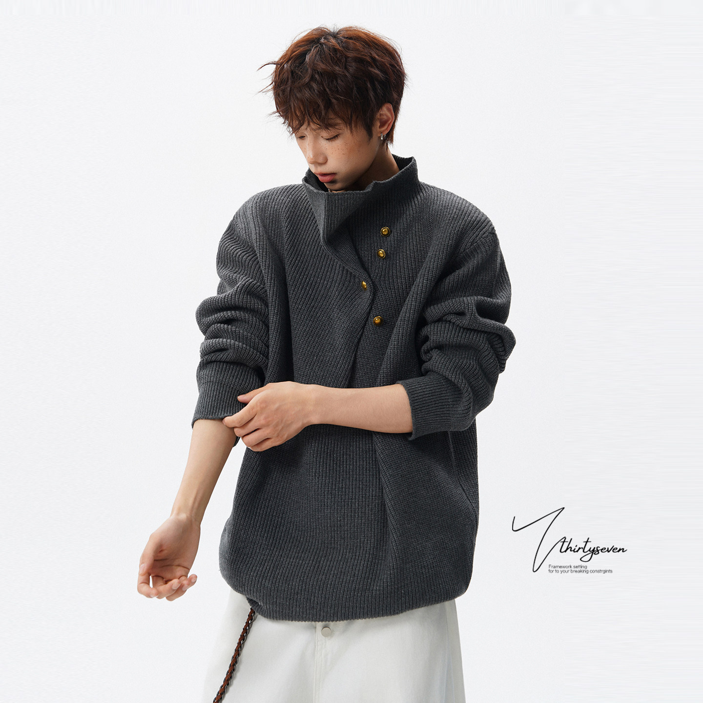 V37美式不规则排扣毛衣