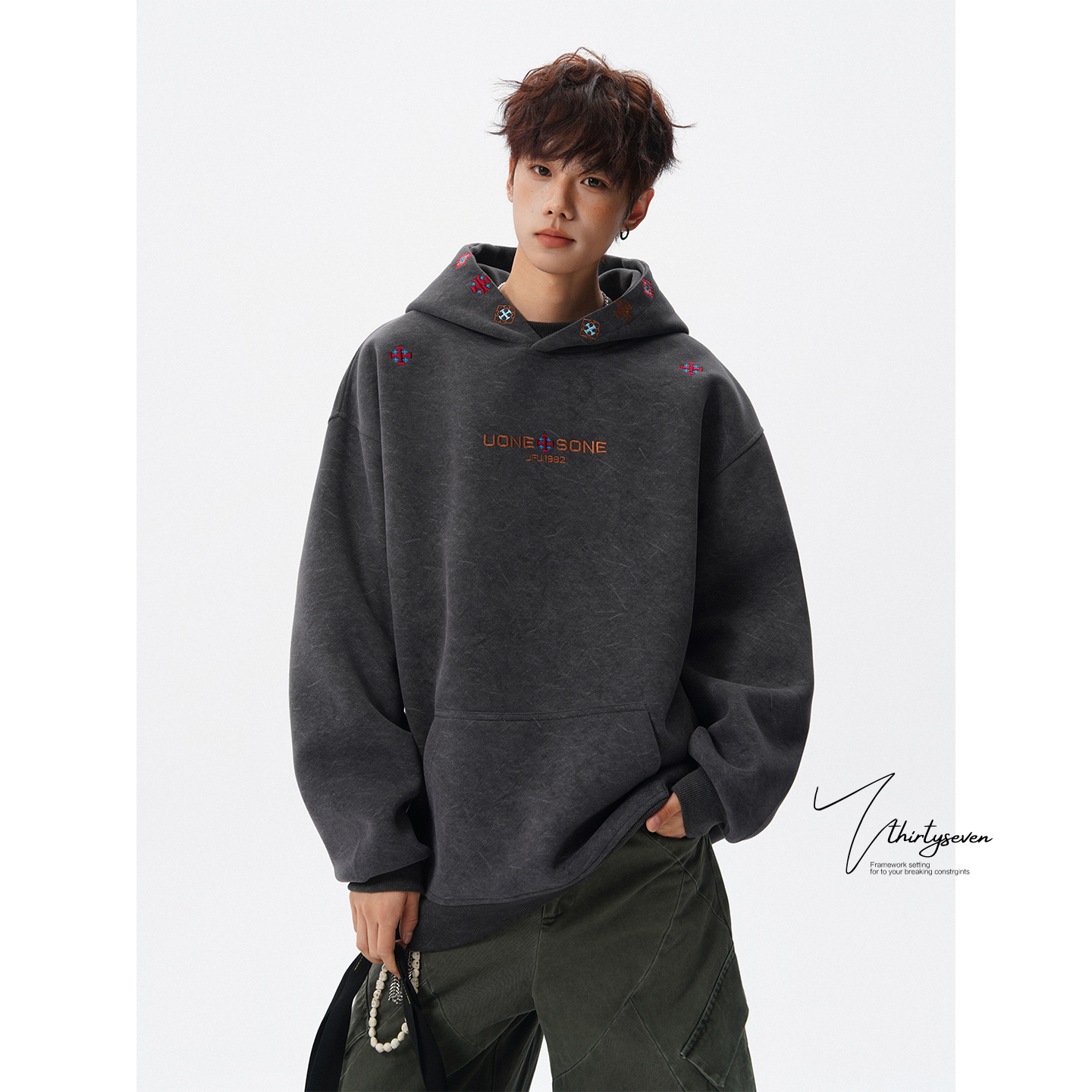 美式设计感民族风刺绣连帽卫衣男