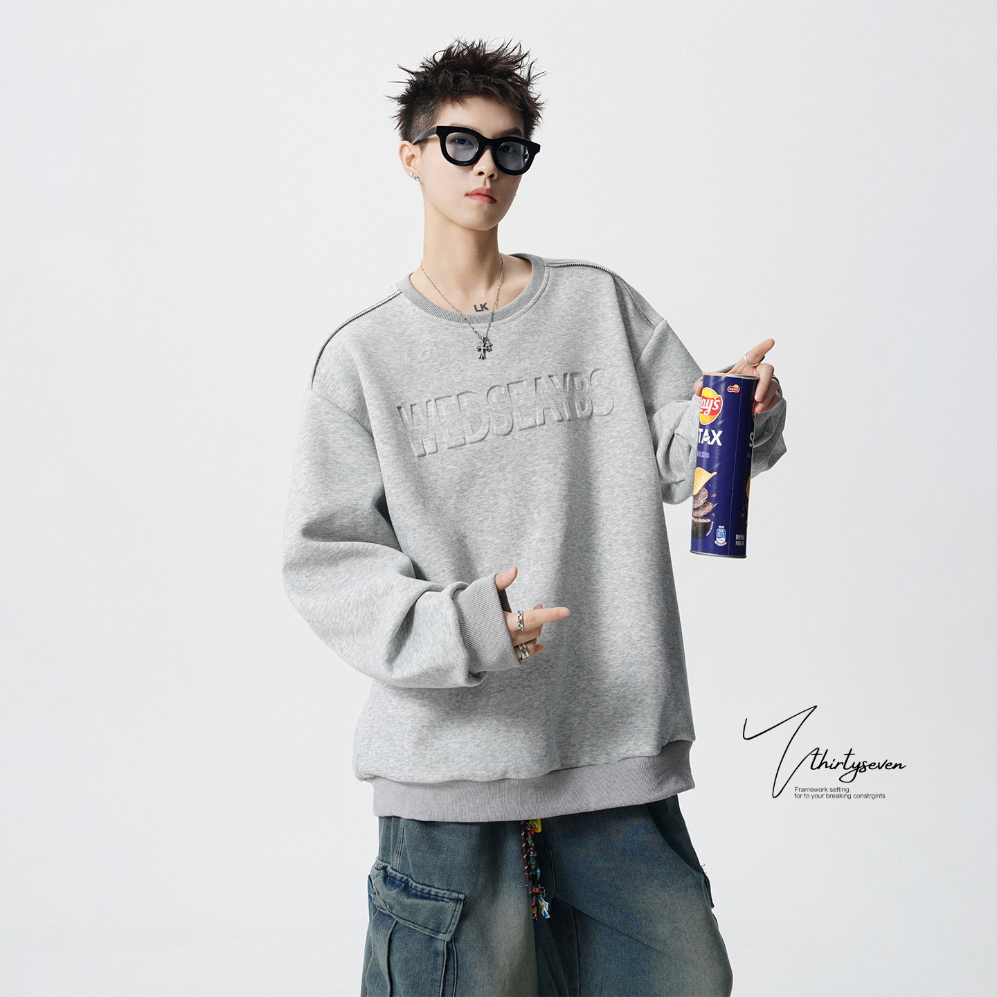 美式凹凸字母圆领卫衣