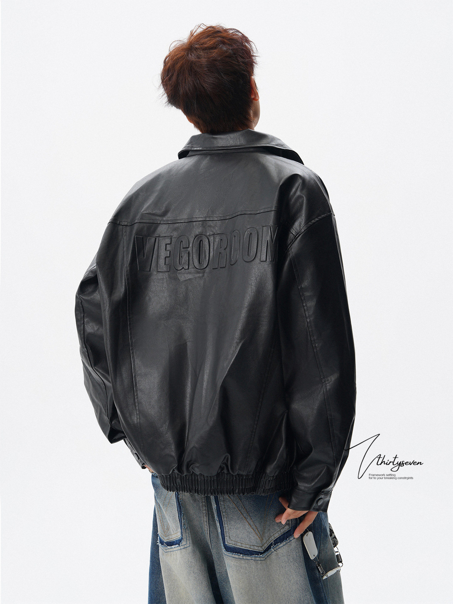 V37 เสื้อแจ็กเก็ตหนังปกหัก ลายตัวอักษรนูน สไตล์อเมริกัน สำหรับผู้ชาย แบรนด์ยอดนิยมประจำฤดูใบไม้ร่วง ทรงหลวม สุดเท่ สำหรับคู่รัก
