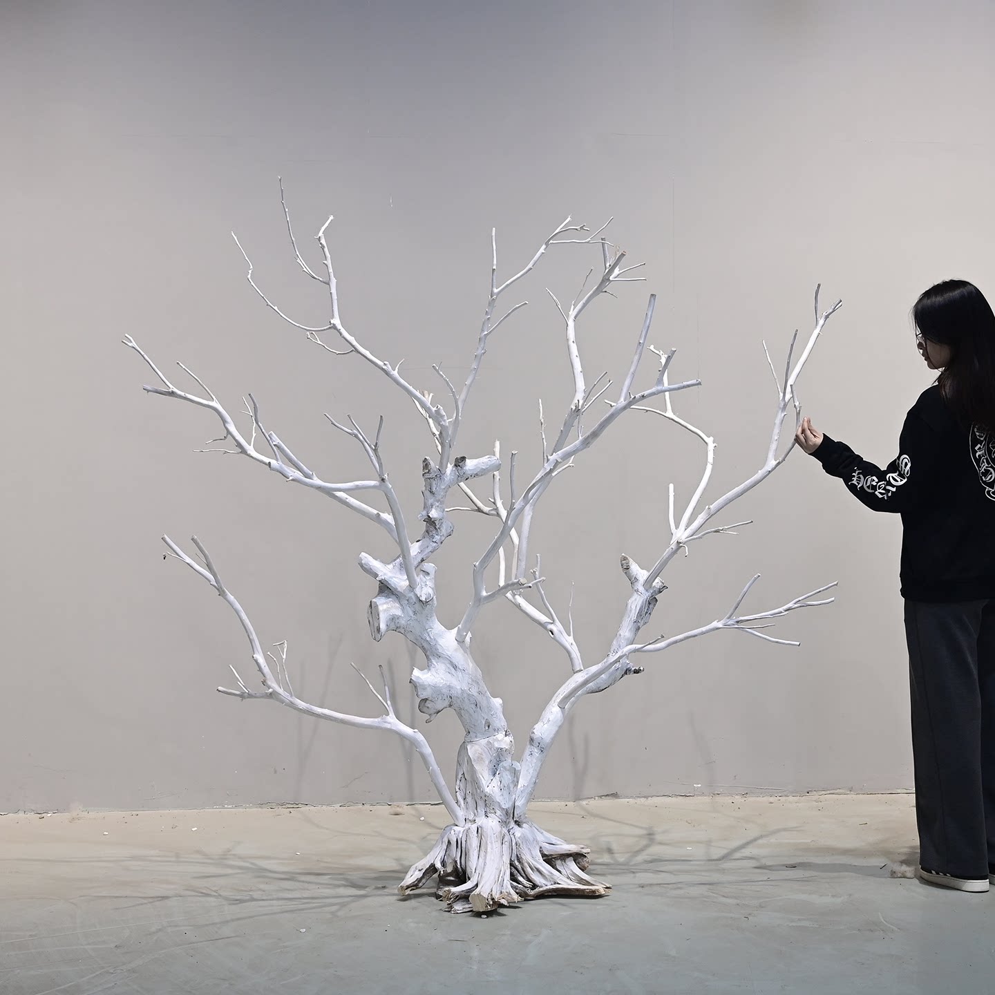 冰雪节装饰造型枯树高级氛围营造