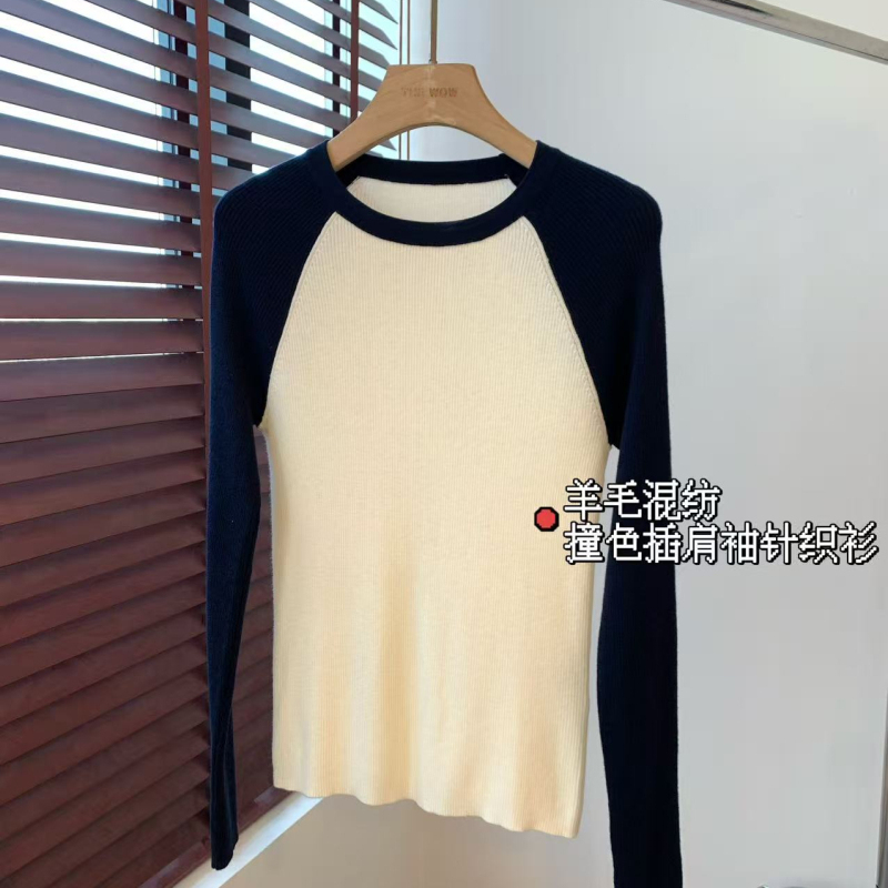圆领撞色插肩袖竖坑条针织打底衫