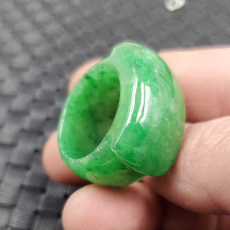 翠玉干青马鞍加宽阳绿饰品戒指