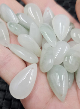 天山翠水滴玉石挂件翠绿飘花