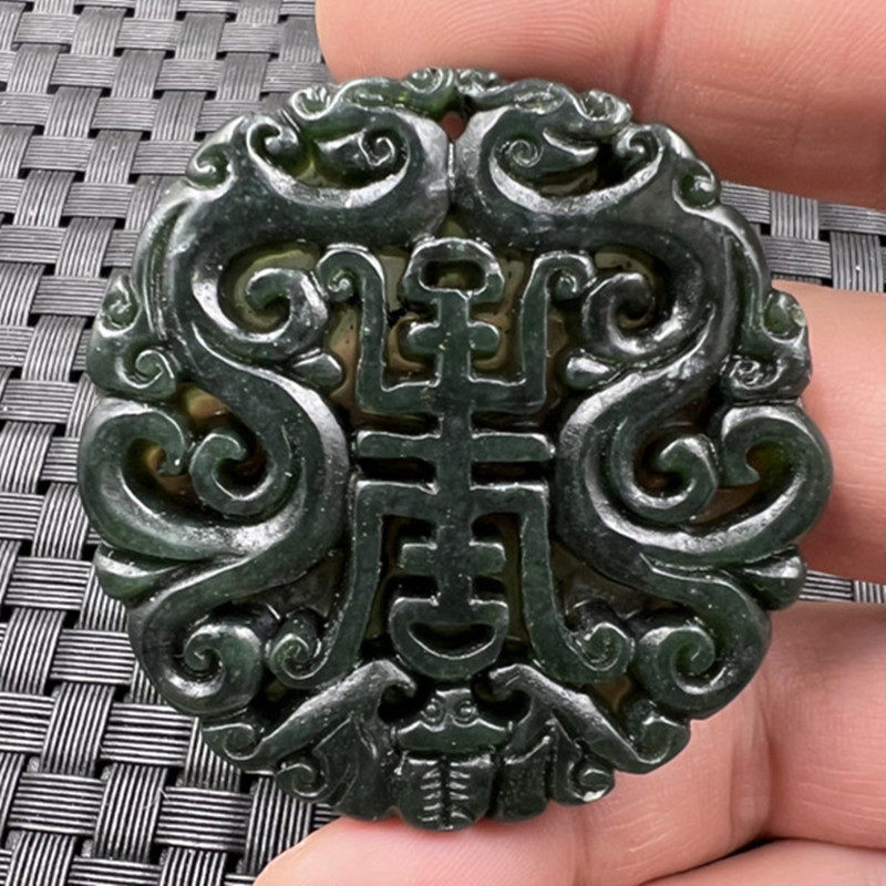 天然玉石挂件新疆和田墨玉双龙祝寿吊坠墨绿蛇纹石玉生肖龙玉牌