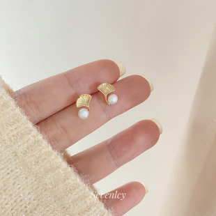 七与 小香风耳环小巧精致百搭气质天然珍珠925银针耳钉女 银杏叶