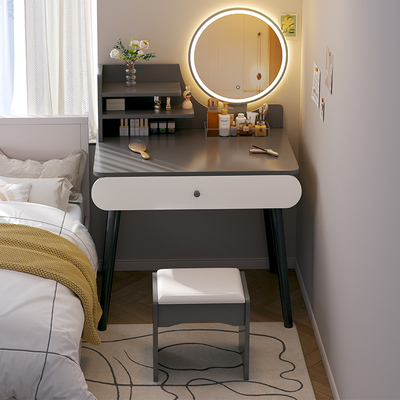 小户型床边极简梳妆台