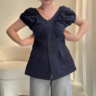 女2025夏新款 微胖mm設(shè)計(jì)感單排扣褶皺襯衫 不規(guī)則辣妹顯瘦V領(lǐng)上衣