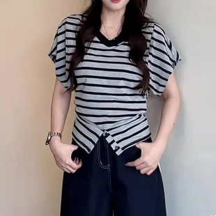 胖mm收腰显瘦超好看上衣 大码 设计感V领正肩条纹短袖 t恤女夏季 新款