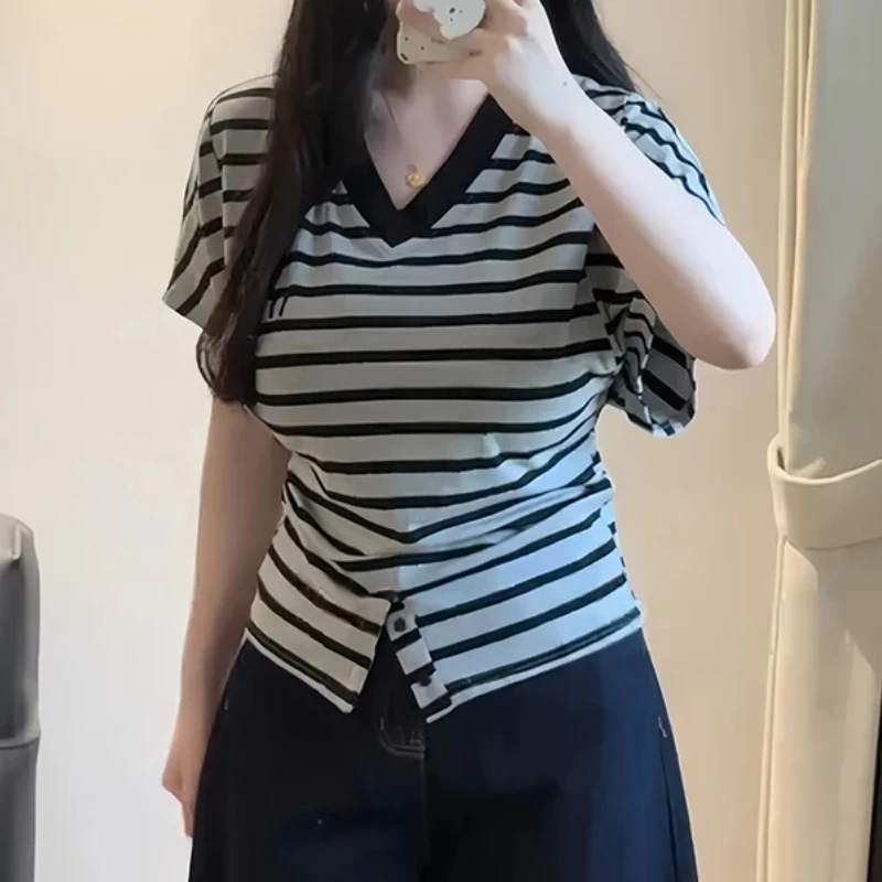 大码韩系条纹V领正肩短袖T恤女夏季蝙蝠袖设计感收腰修身显瘦上衣