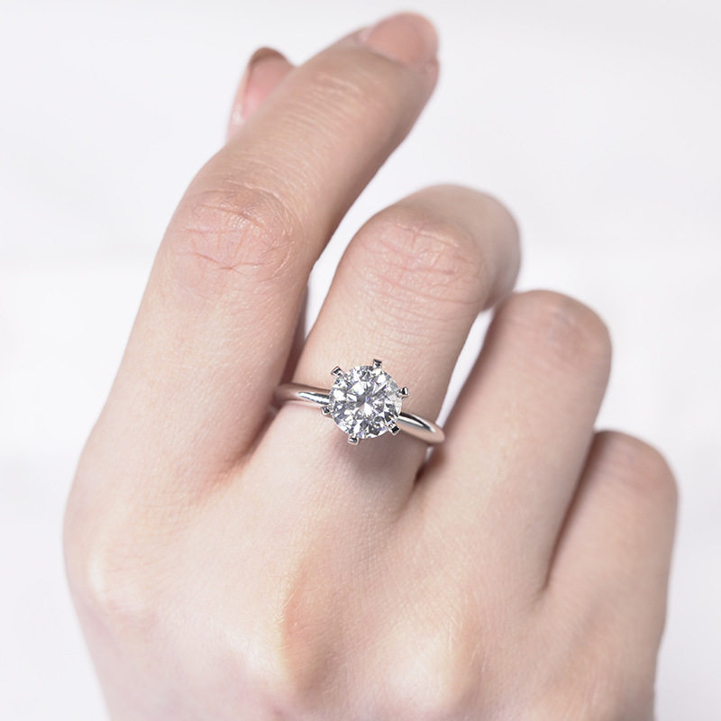 皇冠d色18k白金经典六爪莫桑石戒指钻戒女一克拉求结婚戒铂金