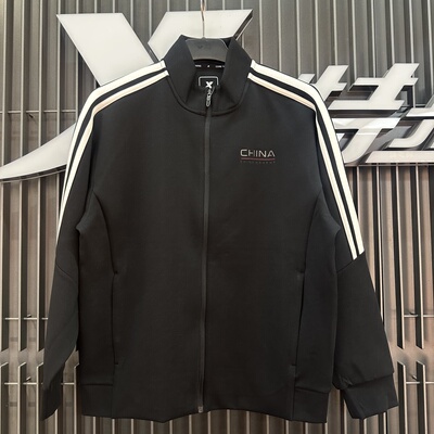特步男黑色立领拉链条纹拼接夹克