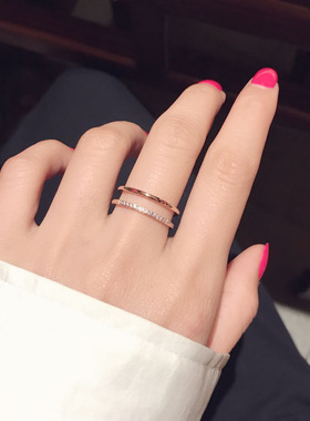 双排钻钛钢镀18k玫瑰金食指环