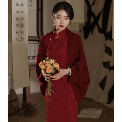 酒红色针织开衫外披搭配