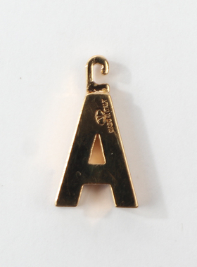 VA GA 金色A字时装吊坠 620