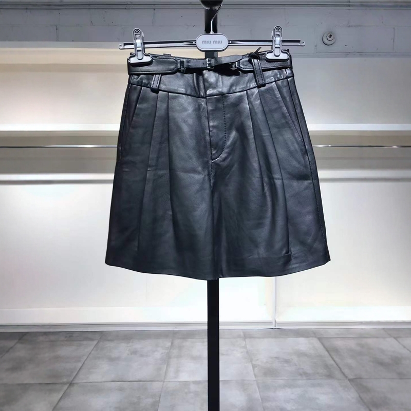 XS-S穿 RED VA 油润羊皮短裤 810