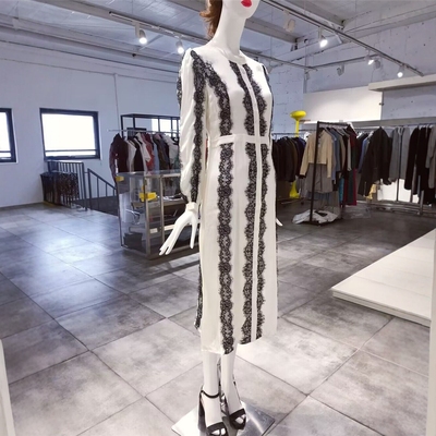 流畅又清爽蕾丝印花连衣裙