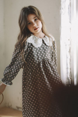 蕾丝领满印碎花淑女连衣裙