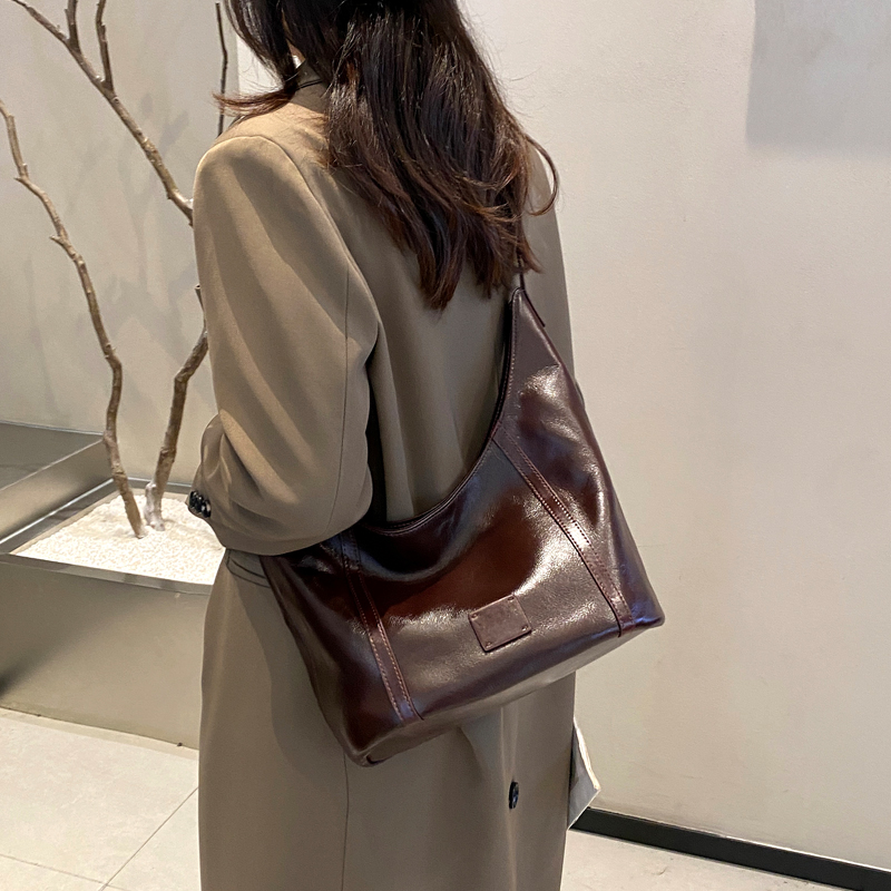 植鞣牛皮大容量腋下单肩包