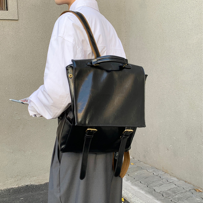 百搭皮质翻盖休闲双肩包大容量包