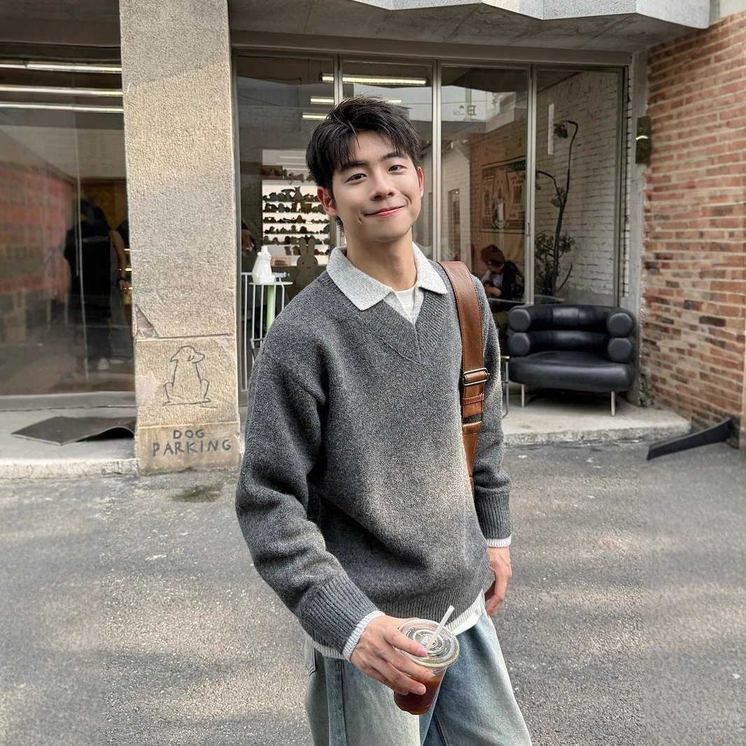 灰色假两件小V领男秋冬针织衫