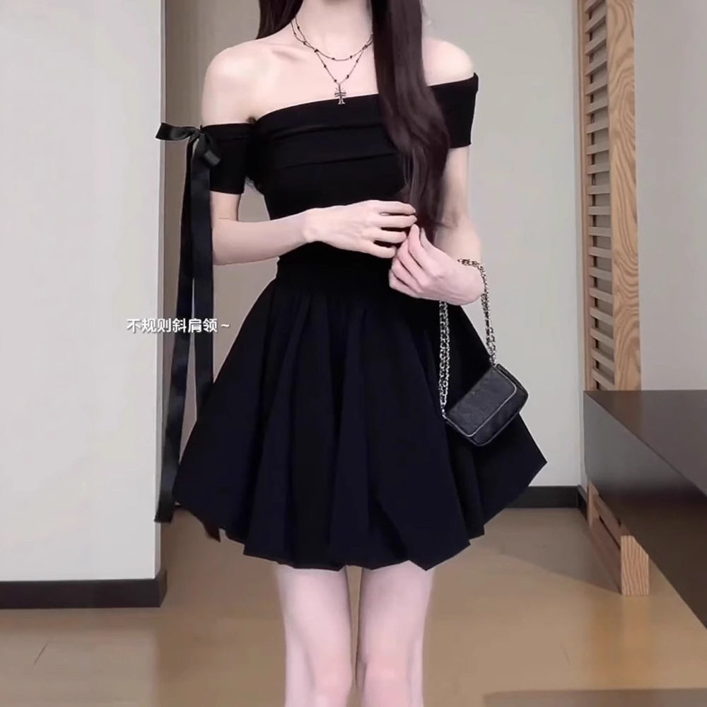 法式一字肩露肩黑色连衣裙女夏季新款赫本风绝美蓬蓬花苞短裙子