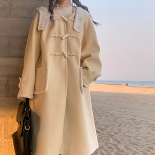 淡黄色羊羔毛拼接牛角扣中长款毛呢外套2025冬季新年高级呢子大衣