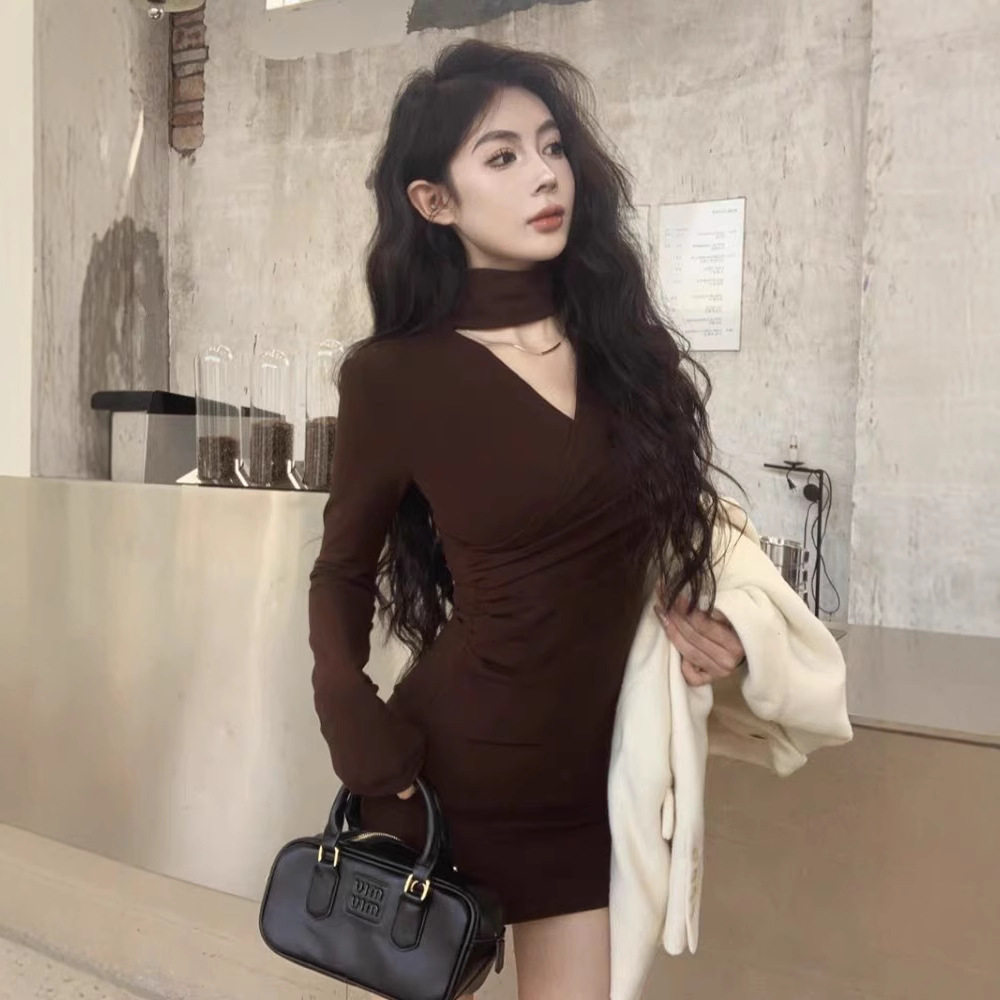 黑色性感V领挂脖连衣裙女春秋