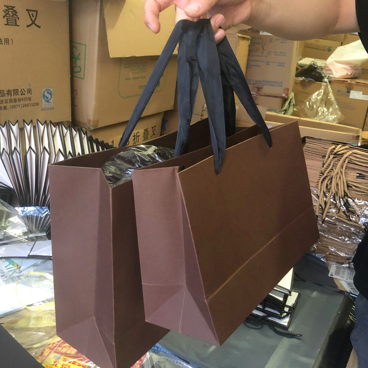 10个现货纸袋咖啡色服装包装袋男装手提袋商场购物袋简约牢固