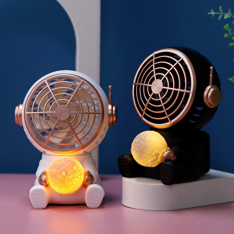 크리 에이 티브 우주 비행사 USB 충전 팬 우주 비행사 기숙사 데스크탑 휴대용 자동 팬 학생의 날 선물
